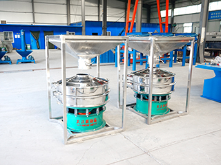 底部加裝可移動(dòng)式萬向輪,帶進(jìn)料倉(cāng),可將物料一次性裝滿料倉(cāng),然后通過調(diào)節(jié)料倉(cāng)上的蝶閥控制物流進(jìn)入